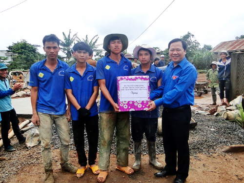 Bí thư T.Ư Đoàn Nguyễn Phi Long tặng quà động viên đội hình thanh niên tình nguyện